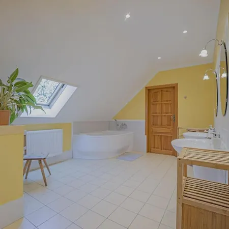 With 4 Bedrooms Ferienhaus